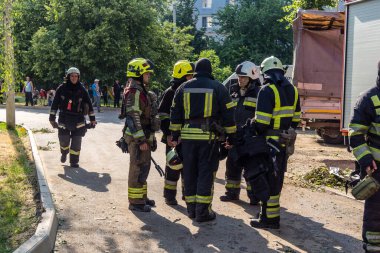 Kharkiv, Ukrayna, 7 Temmuz 2025. İtfaiyeciler, Rus Şaban uçaklarının çarptığı Kharkiv 'deki bir yerleşim yerine gidiyorlar. Birçok apartman yanarken hasar çok büyük..