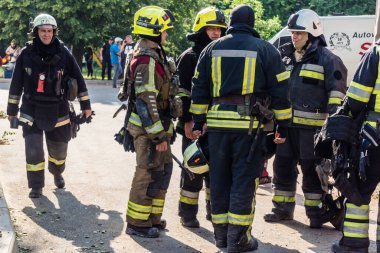 Kharkiv, Ukrayna, 7 Temmuz 2025. İtfaiyeciler, Rus Şaban uçaklarının çarptığı Kharkiv 'deki bir yerleşim yerine gidiyorlar. Birçok apartman yanarken hasar çok büyük..