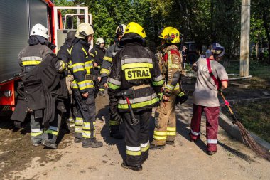 Kharkiv, Ukrayna, 7 Temmuz 2025. İtfaiyeciler, Rus Şaban uçaklarının çarptığı Kharkiv 'deki bir yerleşim yerine gidiyorlar. Birçok apartman yanarken hasar çok büyük..