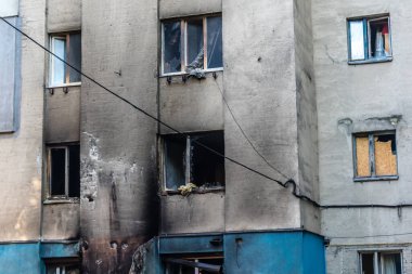 Kharkiv, Ukrayna, 7 Temmuz 2025 Kharkiv 'deki bir binaya iki Rus Şaban uçağı çarpmış. Hasar çok fazlaydı, birkaç daire yandı ve sayısız pencere yıkıldı..