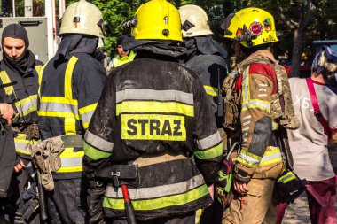 Kharkiv, Ukrayna, 7 Temmuz 2025. İtfaiyeciler, Rus Şaban uçaklarının çarptığı Kharkiv 'deki bir yerleşim yerine gidiyorlar. Birçok apartman yanarken hasar çok büyük..