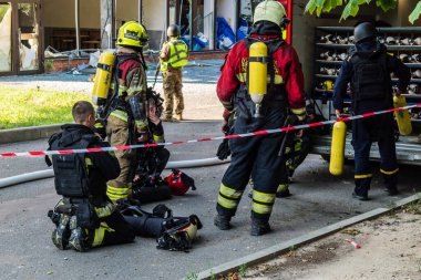 Kharkiv, Ukrayna, 7 Temmuz 2025. İtfaiyeciler, Rus Şaban uçaklarının çarptığı Kharkiv 'deki bir yerleşim yerine gidiyorlar. Birçok apartman yanarken hasar çok büyük..