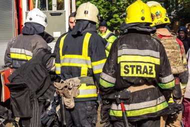 Kharkiv, Ukrayna, 7 Temmuz 2025. İtfaiyeciler, Rus Şaban uçaklarının çarptığı Kharkiv 'deki bir yerleşim yerine gidiyorlar. Birçok apartman yanarken hasar çok büyük..