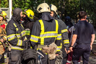 Kharkiv, Ukrayna, 7 Temmuz 2025. İtfaiyeciler, Rus Şaban uçaklarının çarptığı Kharkiv 'deki bir yerleşim yerine gidiyorlar. Birçok apartman yanarken hasar çok büyük..