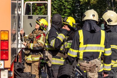 Kharkiv, Ukrayna, 7 Temmuz 2025. İtfaiyeciler, Rus Şaban uçaklarının çarptığı Kharkiv 'deki bir yerleşim yerine gidiyorlar. Birçok apartman yanarken hasar çok büyük..