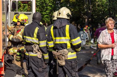 Kharkiv, Ukrayna, 7 Temmuz 2025. İtfaiyeciler, Rus Şaban uçaklarının çarptığı Kharkiv 'deki bir yerleşim yerine gidiyorlar. Birçok apartman yanarken hasar çok büyük..