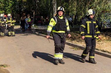 Kharkiv, Ukrayna, 7 Temmuz 2025. İtfaiyeciler, Rus Şaban uçaklarının çarptığı Kharkiv 'deki bir yerleşim yerine gidiyorlar. Birçok apartman yanarken hasar çok büyük..