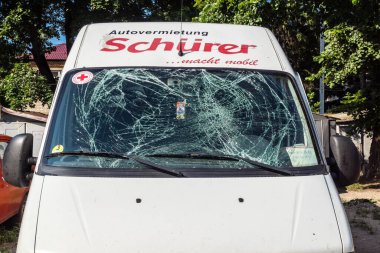 Kharkiv, Ukrayna, 7 Temmuz 2025 'te saldırı yerinde araçlar imha edildi. Harkiv 'deki bir iskan binasına iki Rus İHA' sı çarpmış. Hasar çok büyüktü..