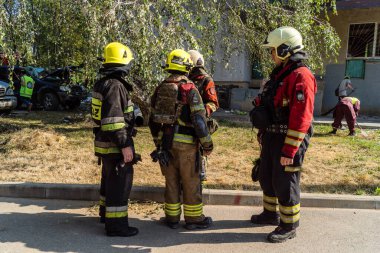 Kharkiv, Ukrayna, 7 Temmuz 2025. İtfaiyeciler, Rus Şaban uçaklarının çarptığı Kharkiv 'deki bir yerleşim yerine gidiyorlar. Birçok apartman yanarken hasar çok büyük..