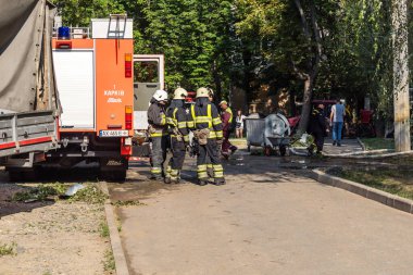 Kharkiv, Ukrayna, 7 Temmuz 2025. İtfaiyeciler, Rus Şaban uçaklarının çarptığı Kharkiv 'deki bir yerleşim yerine gidiyorlar. Birçok apartman yanarken hasar çok büyük..