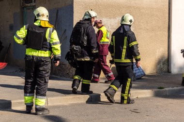 Kharkiv, Ukrayna, 7 Temmuz 2025. İtfaiyeciler, Rus Şaban uçaklarının çarptığı Kharkiv 'deki bir yerleşim yerine gidiyorlar. Birçok apartman yanarken hasar çok büyük..