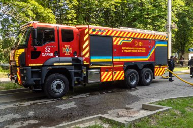 Kharkiv, Ukrayna, 7 Temmuz 2025, Harkiv 'deki hasarlı binanın yakınına park edilmiş itfaiye araçları iki Rus Şaban uçağı tarafından vuruldu. Hasar çok fazlaydı ve birkaç apartman yanmıştı..