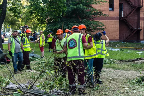 Kharkiv, Ukrayna, 7 Temmuz 2025 Temizlikçiler Kharkiv 'de bir Rus Şaban İHA' sının çarptığı bir bina üzerinde çalışıyorlar. Birçok apartmanın yanması ve pencerelerin tahrip olmasıyla hasar büyük oldu.