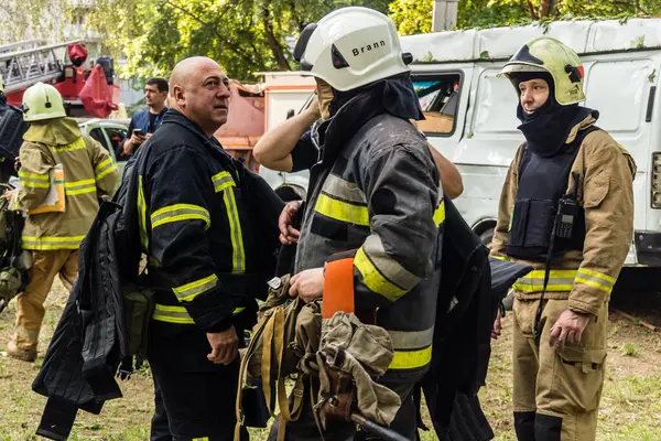 Kharkiv, Ukrayna, 7 Temmuz 2025. İtfaiyeciler, Rus Şaban uçaklarının çarptığı Kharkiv 'deki bir yerleşim yerine gidiyorlar. Birçok apartman yanarken hasar çok büyük..