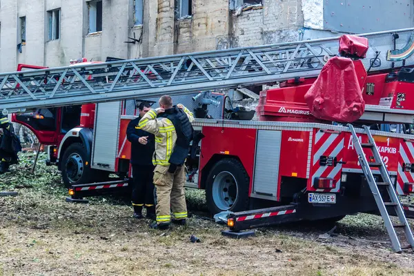 Kharkiv, Ukrayna, 7 Temmuz 2025. İtfaiyeciler, Rus Şaban uçaklarının çarptığı Kharkiv 'deki bir yerleşim yerine gidiyorlar. Birçok apartman yanarken hasar çok büyük..
