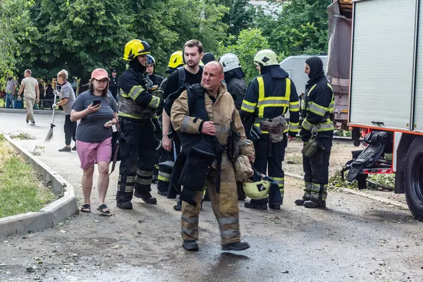 Kharkiv, Ukrayna, 7 Temmuz 2025. İtfaiyeciler, Rus Şaban uçaklarının çarptığı Kharkiv 'deki bir yerleşim yerine gidiyorlar. Birçok apartman yanarken hasar çok büyük..