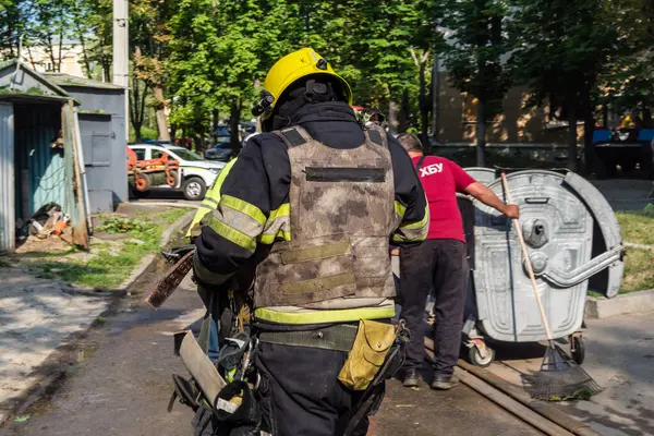 Kharkiv, Ukrayna, 7 Temmuz 2025. İtfaiyeciler, Rus Şaban uçaklarının çarptığı Kharkiv 'deki bir yerleşim yerine gidiyorlar. Birçok apartman yanarken hasar çok büyük..
