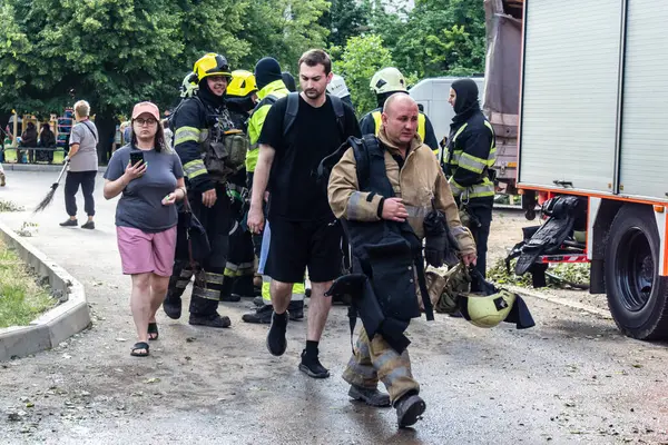 Kharkiv, Ukrayna, 7 Temmuz 2025. İtfaiyeciler, Rus Şaban uçaklarının çarptığı Kharkiv 'deki bir yerleşim yerine gidiyorlar. Birçok apartman yanarken hasar çok büyük..