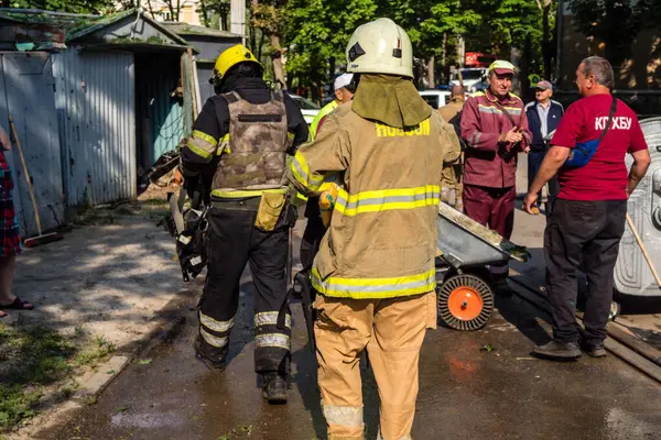 Kharkiv, Ukrayna, 7 Temmuz 2025. İtfaiyeciler, Rus Şaban uçaklarının çarptığı Kharkiv 'deki bir yerleşim yerine gidiyorlar. Birçok apartman yanarken hasar çok büyük..