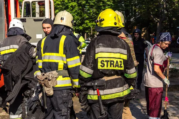 Kharkiv, Ukrayna, 7 Temmuz 2025. İtfaiyeciler, Rus Şaban uçaklarının çarptığı Kharkiv 'deki bir yerleşim yerine gidiyorlar. Birçok apartman yanarken hasar çok büyük..