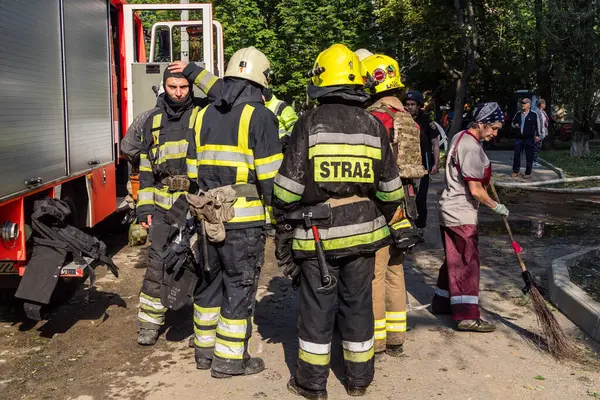 Kharkiv, Ukrayna, 7 Temmuz 2025. İtfaiyeciler, Rus Şaban uçaklarının çarptığı Kharkiv 'deki bir yerleşim yerine gidiyorlar. Birçok apartman yanarken hasar çok büyük..