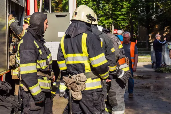 Kharkiv, Ukrayna, 7 Temmuz 2025. İtfaiyeciler, Rus Şaban uçaklarının çarptığı Kharkiv 'deki bir yerleşim yerine gidiyorlar. Birçok apartman yanarken hasar çok büyük..