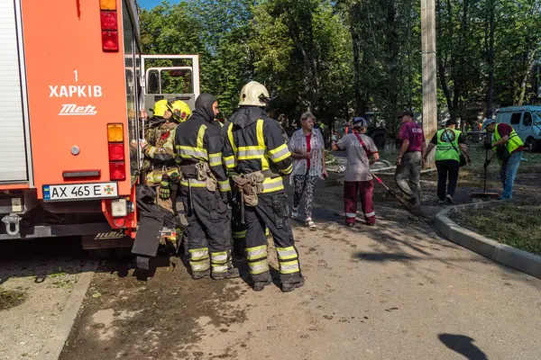 Kharkiv, Ukrayna, 7 Temmuz 2025. İtfaiyeciler, Rus Şaban uçaklarının çarptığı Kharkiv 'deki bir yerleşim yerine gidiyorlar. Birçok apartman yanarken hasar çok büyük..