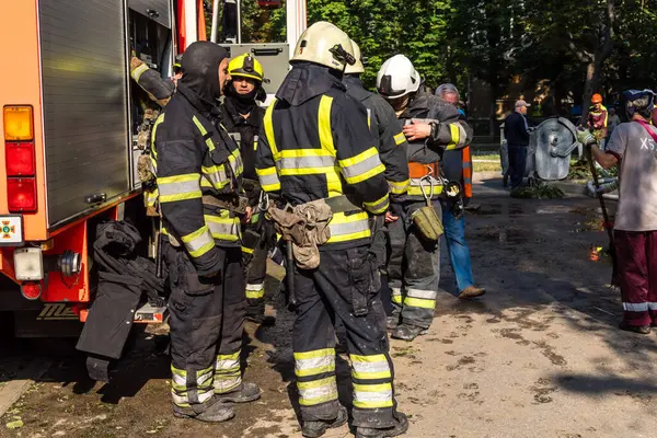 Kharkiv, Ukrayna, 7 Temmuz 2025. İtfaiyeciler, Rus Şaban uçaklarının çarptığı Kharkiv 'deki bir yerleşim yerine gidiyorlar. Birçok apartman yanarken hasar çok büyük..