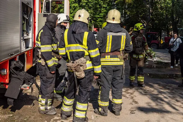 Kharkiv, Ukrayna, 7 Temmuz 2025. İtfaiyeciler, Rus Şaban uçaklarının çarptığı Kharkiv 'deki bir yerleşim yerine gidiyorlar. Birçok apartman yanarken hasar çok büyük..