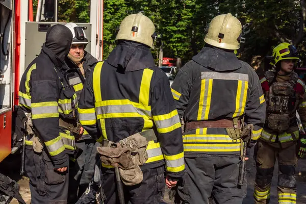 Kharkiv, Ukrayna, 7 Temmuz 2025. İtfaiyeciler, Rus Şaban uçaklarının çarptığı Kharkiv 'deki bir yerleşim yerine gidiyorlar. Birçok apartman yanarken hasar çok büyük..