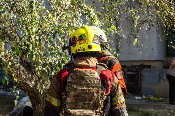 Kharkiv, Ukrayna, 7 Temmuz 2025. İtfaiyeciler, Rus Şaban uçaklarının çarptığı Kharkiv 'deki bir yerleşim yerine gidiyorlar. Birçok apartman yanarken hasar çok büyük..