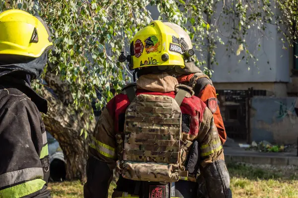 Kharkiv, Ukrayna, 7 Temmuz 2025. İtfaiyeciler, Rus Şaban uçaklarının çarptığı Kharkiv 'deki bir yerleşim yerine gidiyorlar. Birçok apartman yanarken hasar çok büyük..