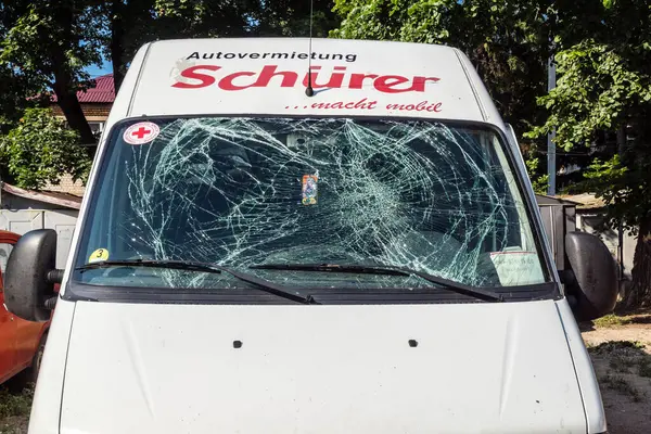 Kharkiv, Ukrayna, 7 Temmuz 2025 'te saldırı yerinde araçlar imha edildi. Harkiv 'deki bir iskan binasına iki Rus İHA' sı çarpmış. Hasar çok büyüktü..