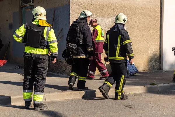 Kharkiv, Ukrayna, 7 Temmuz 2025. İtfaiyeciler, Rus Şaban uçaklarının çarptığı Kharkiv 'deki bir yerleşim yerine gidiyorlar. Birçok apartman yanarken hasar çok büyük..