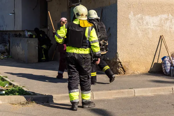 Kharkiv, Ukrayna, 7 Temmuz 2025. İtfaiyeciler, Rus Şaban uçaklarının çarptığı Kharkiv 'deki bir yerleşim yerine gidiyorlar. Birçok apartman yanarken hasar çok büyük..