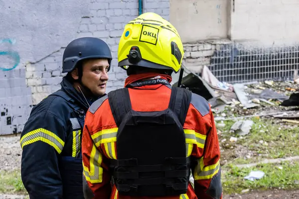 Kharkiv, Ukrayna, 7 Temmuz 2025. İtfaiyeciler, Rus Şaban uçaklarının çarptığı Kharkiv 'deki bir yerleşim yerine gidiyorlar. Birçok apartman yanarken hasar çok büyük..