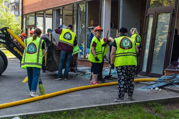 Kharkiv, Ukrayna, 7 Temmuz 2025 Temizlikçiler Kharkiv 'de bir Rus Şaban İHA' sının çarptığı bir bina üzerinde çalışıyorlar. Birçok apartmanın yanması ve pencerelerin tahrip olmasıyla hasar büyük oldu.