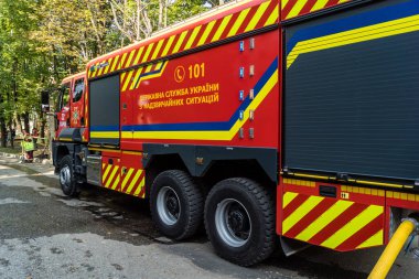 Kharkiv, Ukrayna, 7 Temmuz 2025, Harkiv 'deki hasarlı binanın yakınına park edilmiş itfaiye araçları iki Rus Şaban uçağı tarafından vuruldu. Hasar çok fazlaydı ve birkaç apartman yanmıştı..