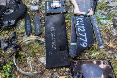 Kharkiv, Ukrayna, 7 Temmuz 2025 Savaş Suçları Savcıları tarafından İHA enkazı toplandı. İran yapımı Rus İHA 'ları sivillere saldırmak için kullanılır. Kanıtlar toplanıyor..