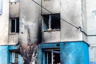 Kharkiv, Ukrayna, 7 Temmuz 2025 Kharkiv 'deki bir binaya iki Rus Şaban uçağı çarpmış. Hasar çok fazlaydı, birkaç daire yandı ve sayısız pencere yıkıldı..