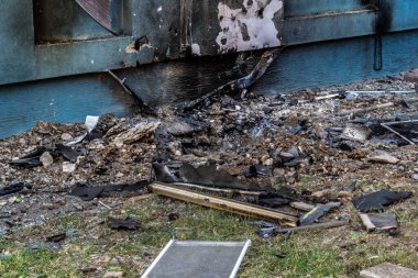 Kharkiv, Ukrayna, 7 Temmuz 2025 Kharkiv 'deki bir binaya iki Rus Şaban uçağı çarpmış. Hasar çok fazlaydı, birkaç daire yandı ve sayısız pencere yıkıldı..