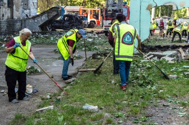 Kharkiv, Ukrayna, 7 Temmuz 2025 Temizlikçiler Kharkiv 'de bir Rus Şaban İHA' sının çarptığı bir bina üzerinde çalışıyorlar. Birçok apartmanın yanması ve pencerelerin tahrip olmasıyla hasar büyük oldu.