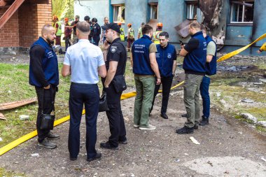 Harkiv, Ukrayna, 7 Temmuz 2025 Harkiv savaş suçları savcıları saldırının gerçekleştiği yerdeler. İran yapımı Rus İHA 'ları sivillere saldırmak için kullanılıyor. Kanıtlar toplanıyor..