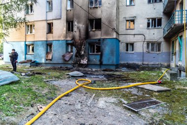 Kharkiv, Ukrayna, 7 Temmuz 2025 Kharkiv 'deki bir binaya iki Rus Şaban uçağı çarpmış. Hasar çok fazlaydı, birkaç daire yandı ve sayısız pencere yıkıldı..