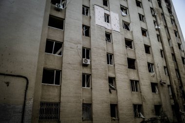 Kharkiv, Ukrayna, 7 Temmuz 2025 Kharkiv 'deki bir binaya iki Rus Şaban uçağı çarpmış. Hasar çok fazlaydı, birkaç daire yandı ve sayısız pencere yıkıldı..