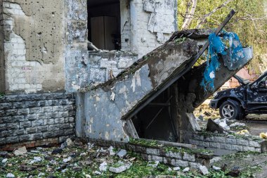 Kharkiv, Ukrayna, 7 Temmuz 2025 Kharkiv 'deki bir binaya iki Rus Şaban uçağı çarpmış. Hasar çok fazlaydı, birkaç daire yandı ve sayısız pencere yıkıldı..