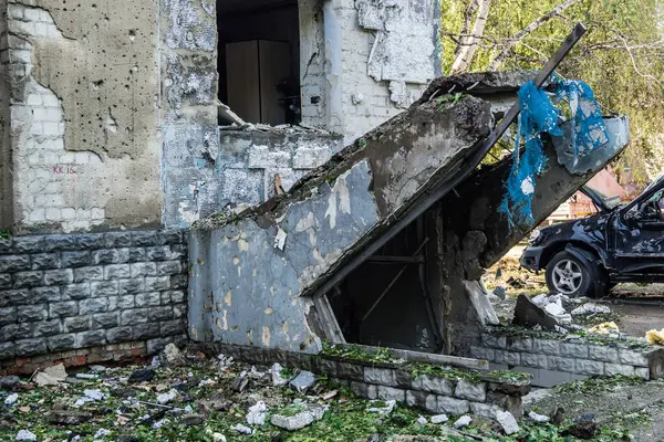 Kharkiv, Ukrayna, 7 Temmuz 2025 Kharkiv 'deki bir binaya iki Rus Şaban uçağı çarpmış. Hasar çok fazlaydı, birkaç daire yandı ve sayısız pencere yıkıldı..