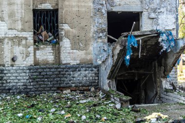 Kharkiv, Ukrayna, 7 Temmuz 2025 Kharkiv 'deki bir binaya iki Rus Şaban uçağı çarpmış. Hasar çok fazlaydı, birkaç daire yandı ve sayısız pencere yıkıldı..