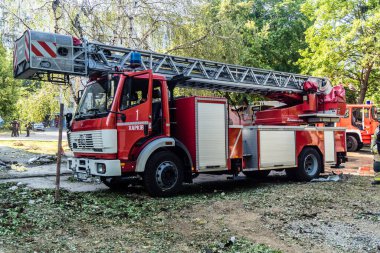 Kharkiv, Ukrayna, 7 Temmuz 2025, Harkiv 'deki hasarlı binanın yakınına park edilmiş itfaiye araçları iki Rus Şaban uçağı tarafından vuruldu. Hasar çok fazlaydı ve birkaç apartman yanmıştı..
