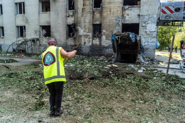 Kharkiv, Ukrayna, 7 Temmuz 2025 Temizlikçiler Kharkiv 'de bir Rus Şaban İHA' sının çarptığı bir bina üzerinde çalışıyorlar. Birçok apartmanın yanması ve pencerelerin tahrip olmasıyla hasar büyük oldu.